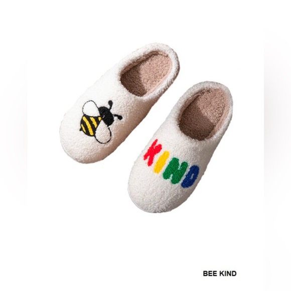 L/XL 10-11 Zenana Outfitters Cream Slippers with Bee and Colorful Kind Design - Picture 5 of 5